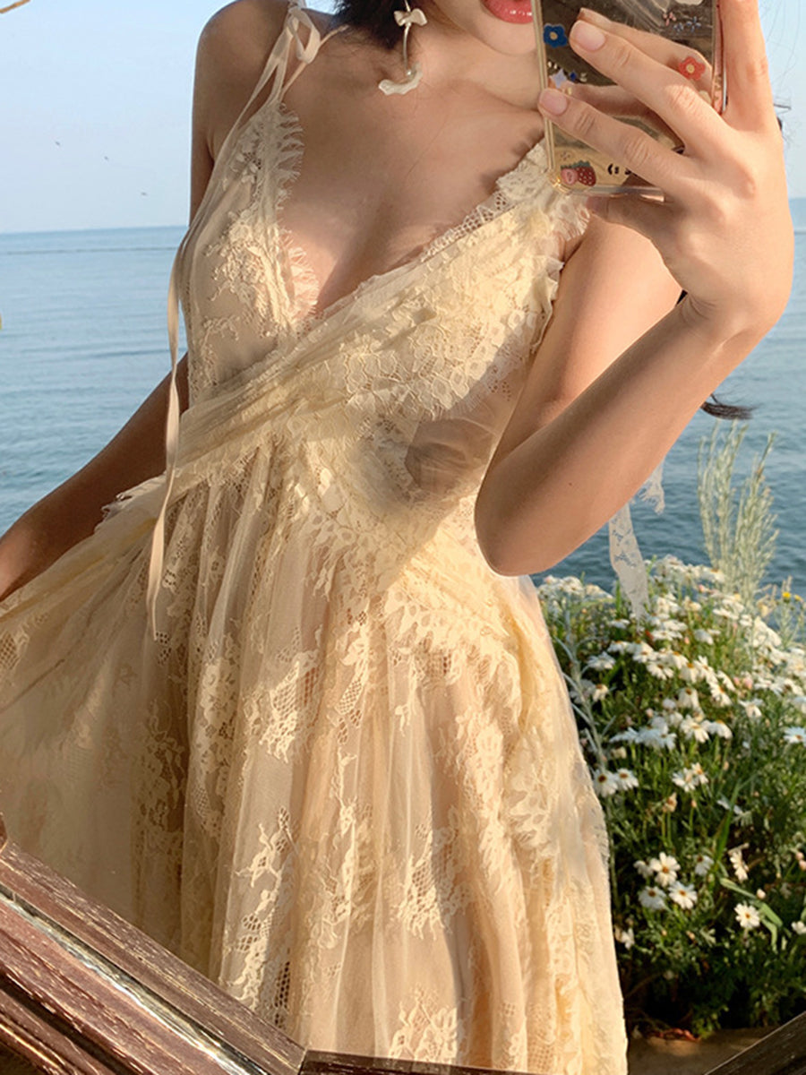 Derpai Langes Kleid aus Spitze mit Rückenausschnitt und feinen Trägern Beige