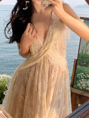 Derpai Langes Kleid aus Spitze mit Rückenausschnitt und feinen Trägern Beige