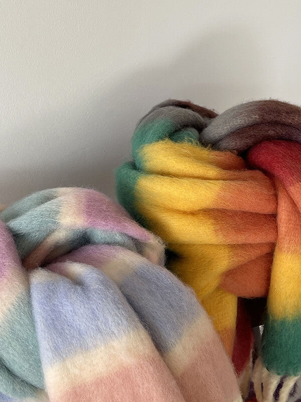 Derpai Gestreifter Schal in Regenbogenfarben aus Mohair mit Pompons