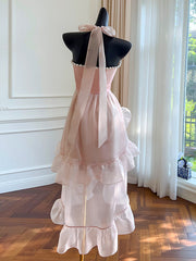 Derpai Rosafarbenes langes Ballkleid aus Organza mit Neckholder & Perlendetails